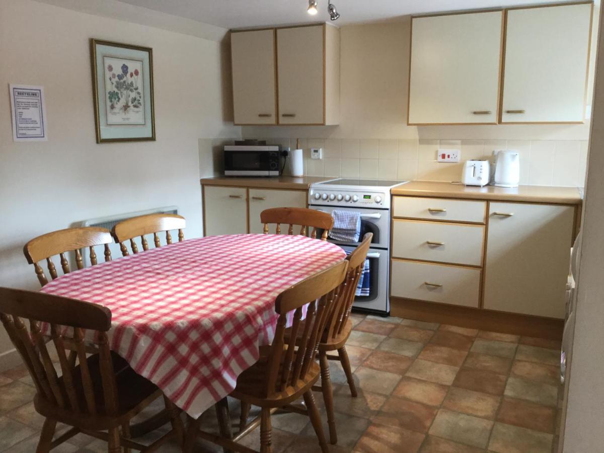 Three-Bedroom Old Cottage Free Parking Inverness Bagian luar foto