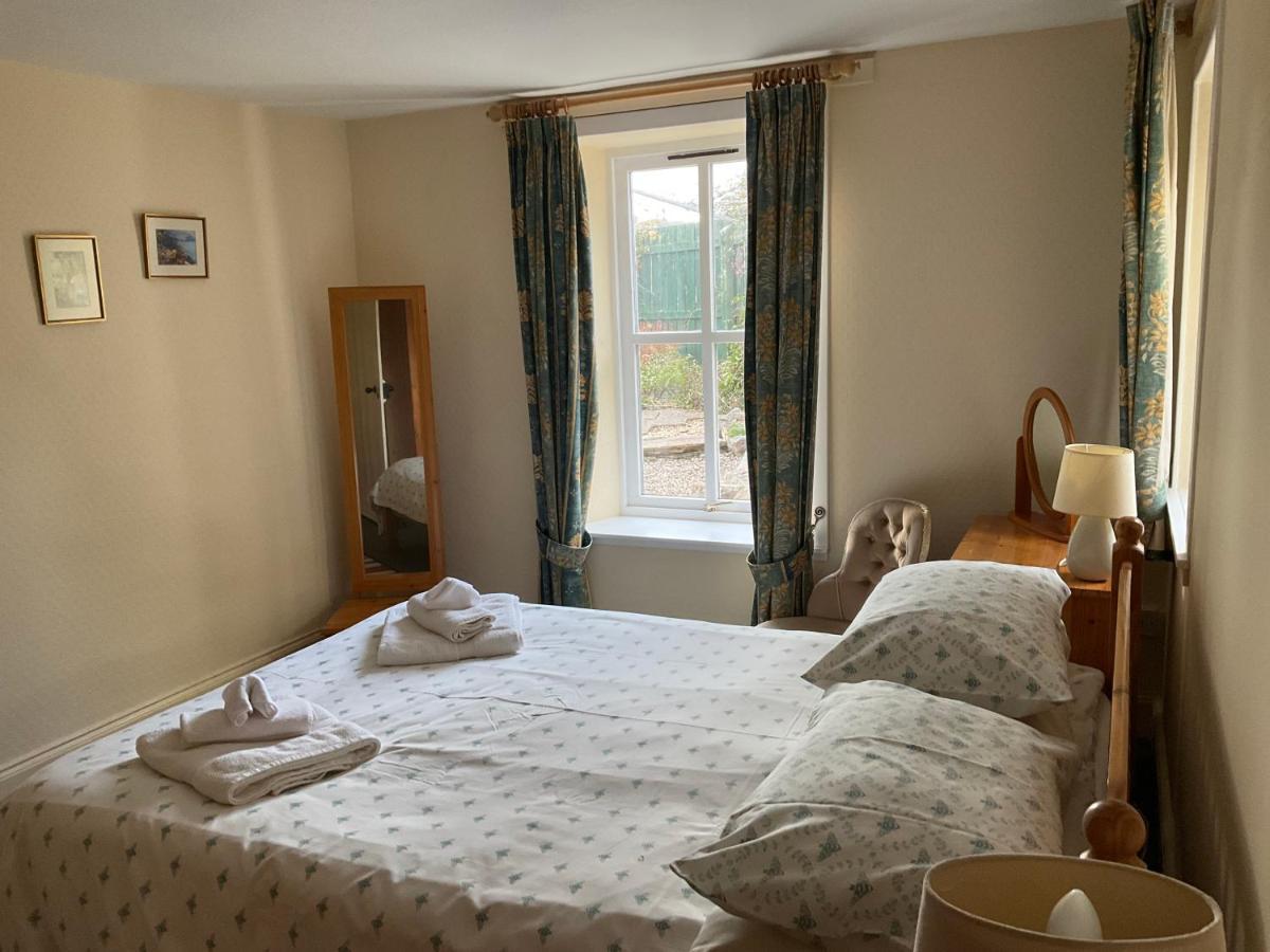 Three-Bedroom Old Cottage Free Parking Inverness Bagian luar foto